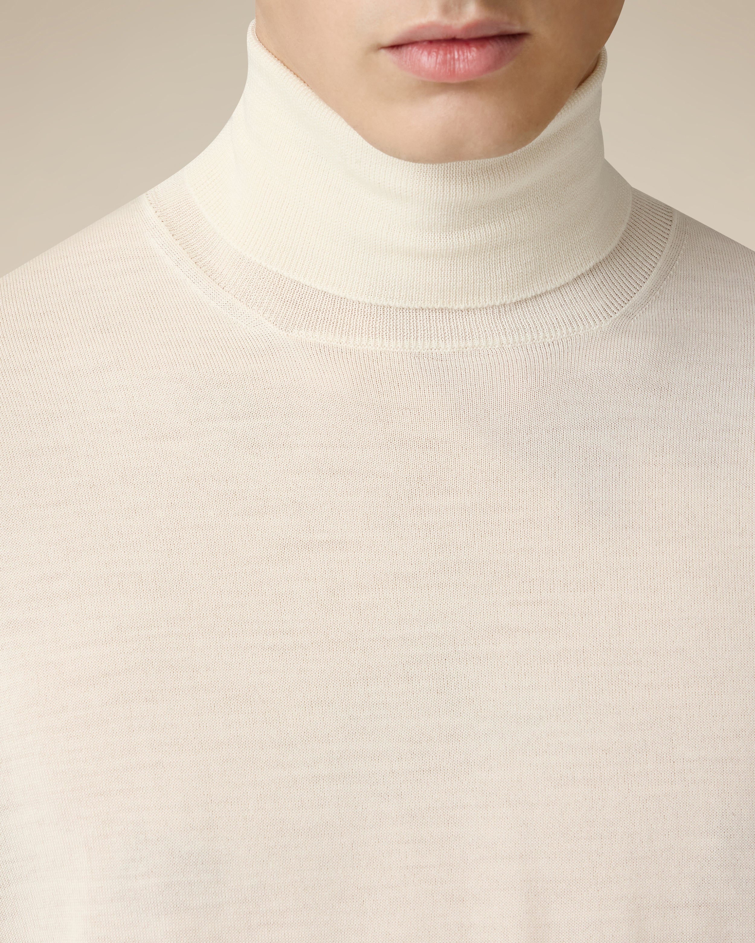 Cremefarbener Rollkragenpullover aus superfiner Merinowolle CREAM Lardini 3