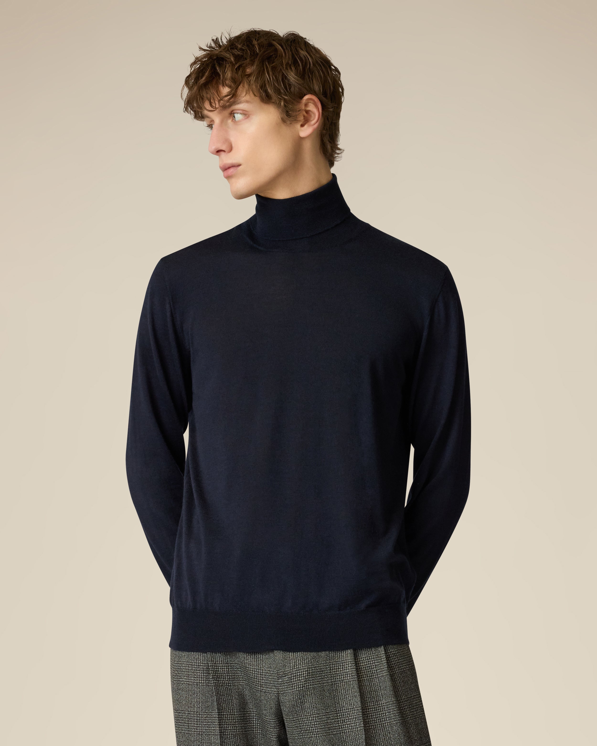 MAATEE&SONS / マーティー&サンズ | × LINN / CASHMERE SILK TURTLE KNIT カシミヤ シルク タートルネックニット | 2 | ネイビー | メンズ Blue turtleneck in wool; silk; and cashmere, white, man | Lardini