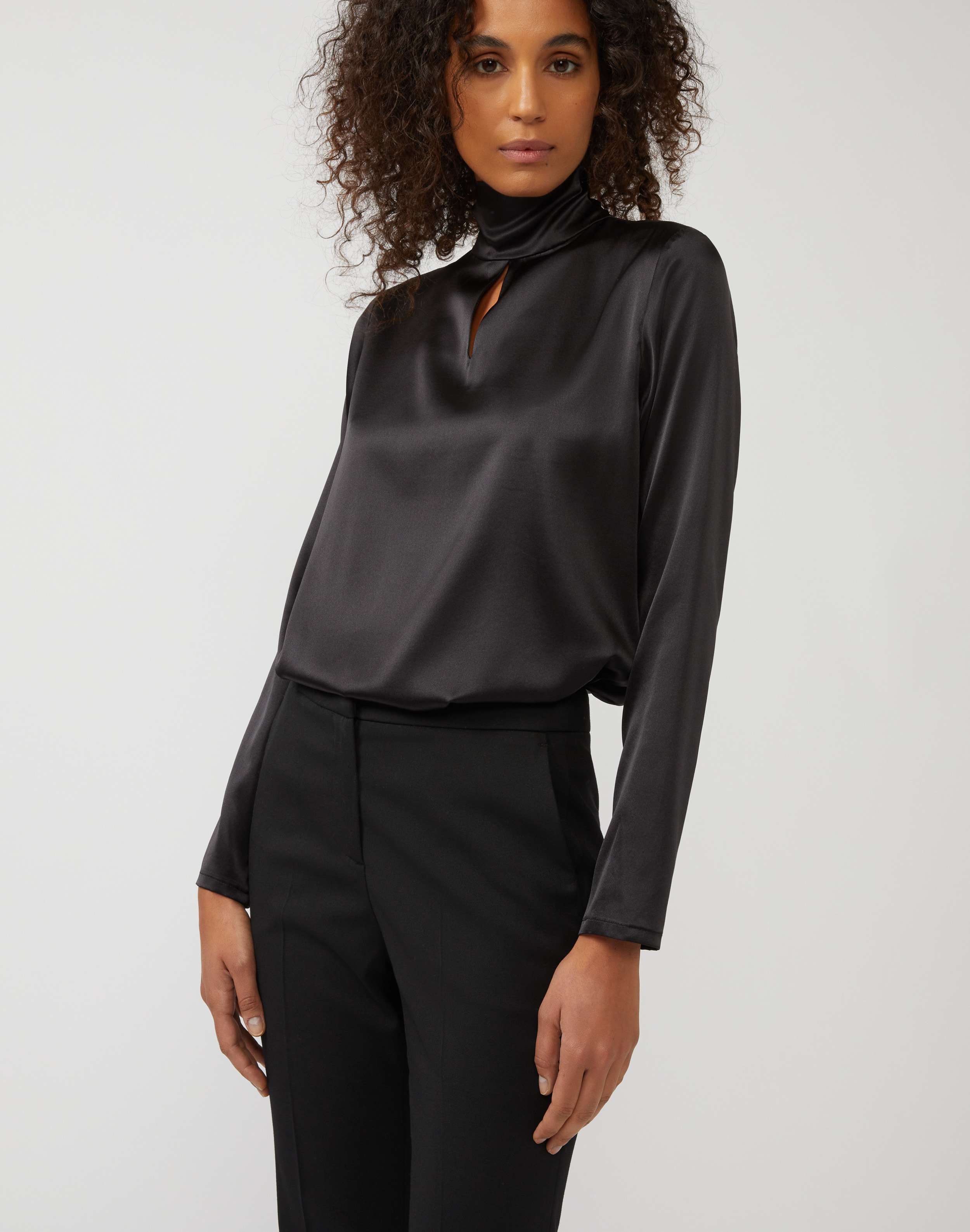 Top in stretchy black silk with a bow embellishment 