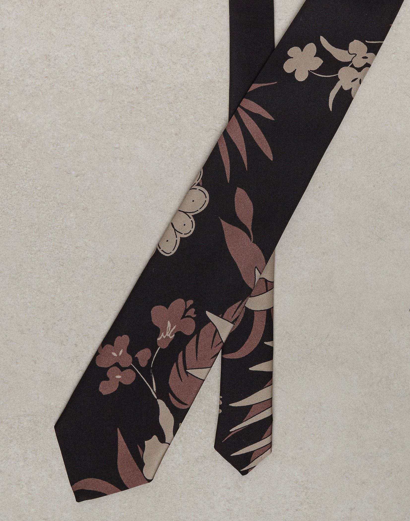 Silk tie with a floral pattern
