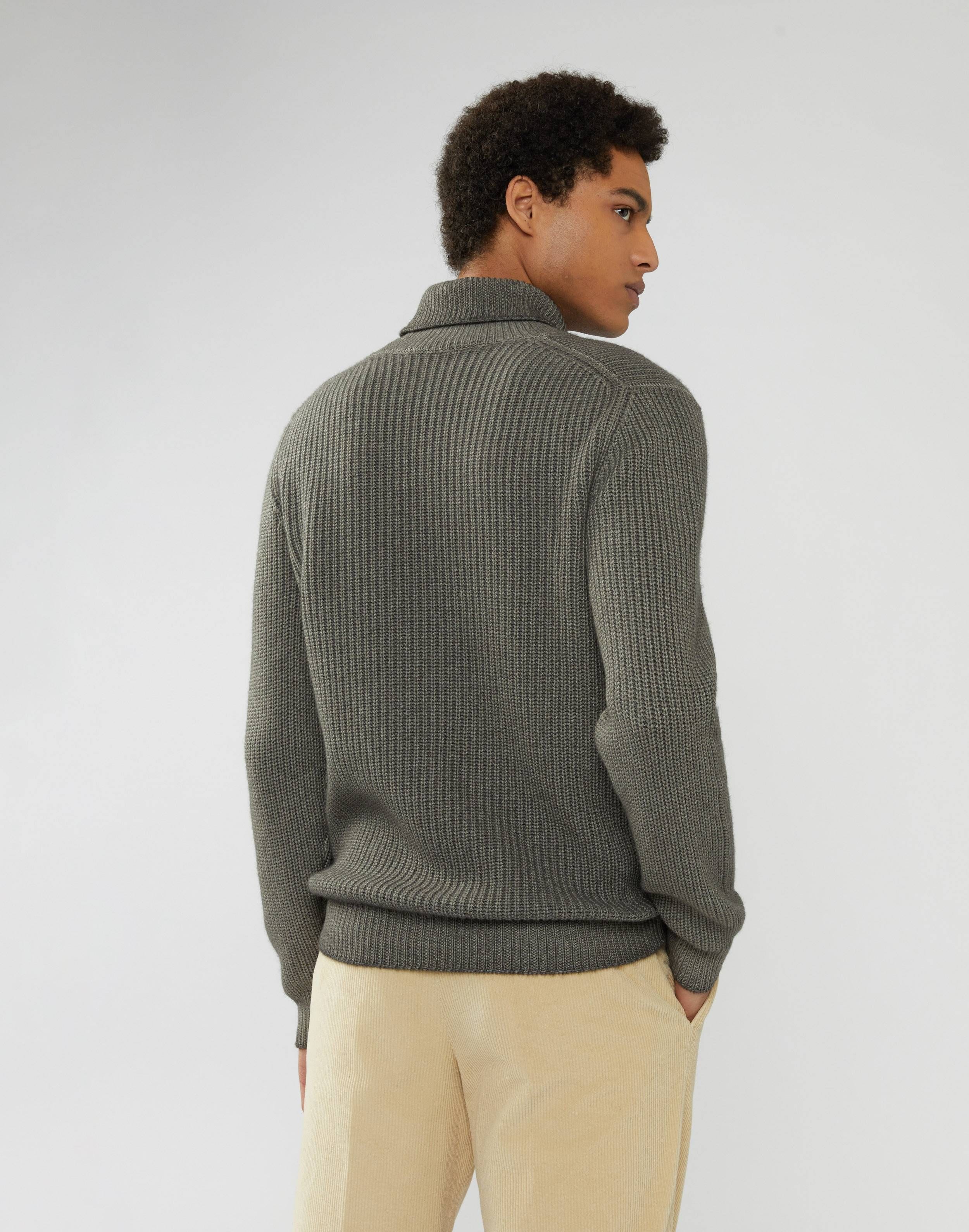 Green turtleneck in cloud-soft cashmere