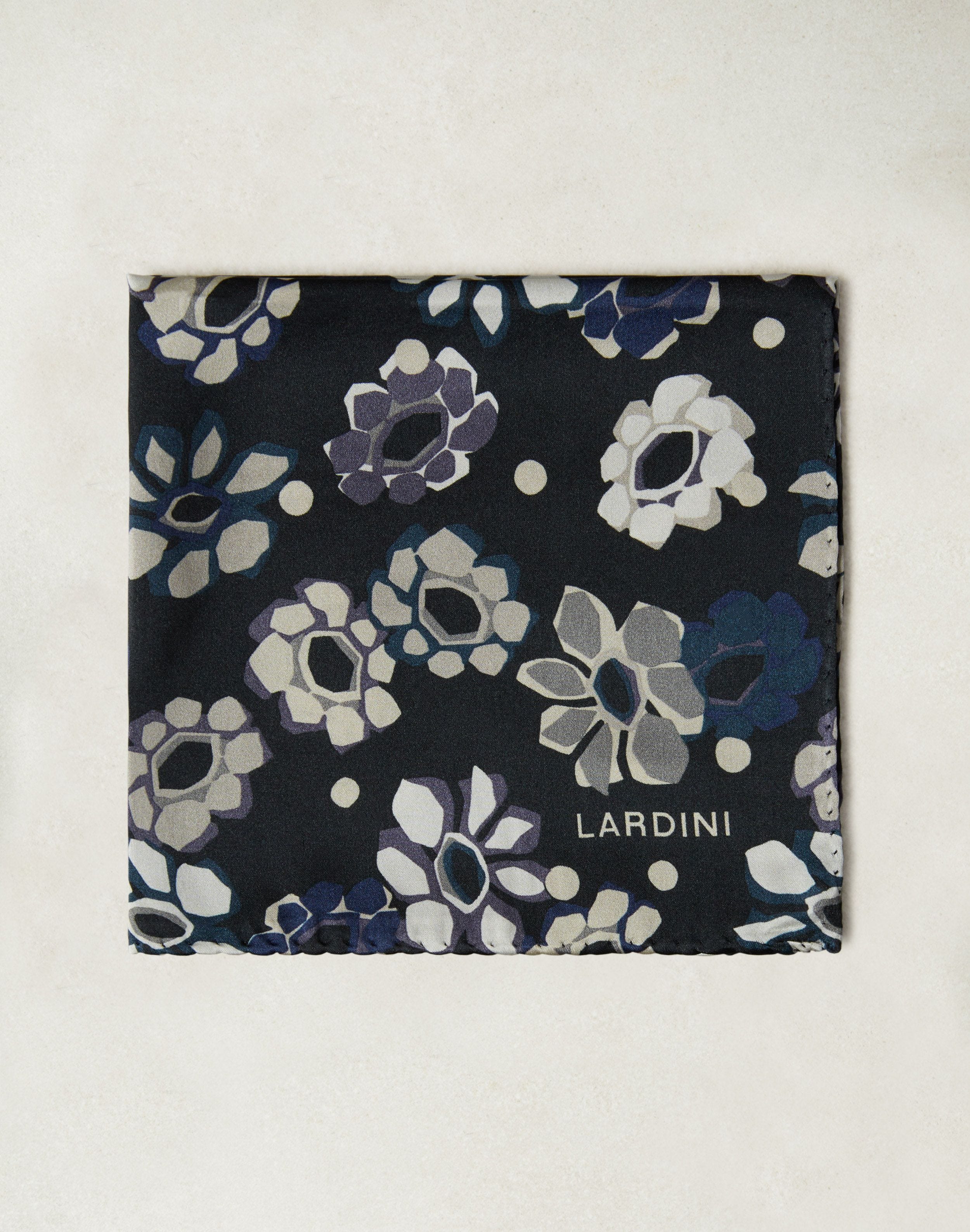 Pochette en soie bleue et grise avec fleur