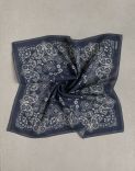 Cotton and linen scarf with bandana print 2