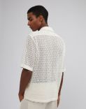 Camicia bianca in macramè con disegno geometrico 4