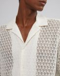 Camicia bianca in macramè con disegno geometrico 5