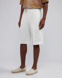 Bermuda court et confortable en coton satiné stretch blanc 2