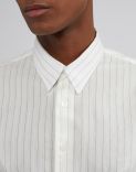 Camicia bianca a righe con collo italiano 5