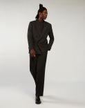 Grey suit in herringbone-patterned wool - Attitude 1