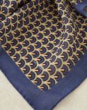 Gauzy-wool scarf with a geometrical pattern 2