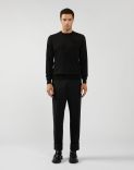 Round-neck stockinette-stitch sweater in black cashmere and silk 4