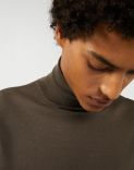 Brown turtleneck in wool, silk and cashmere 2