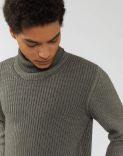 Green turtleneck in cloud-soft cashmere 1