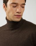 Turtleneck in brown yarn-dyed cashmere 1