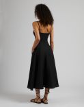 Kleid aus schwarzem Leinenstoff mit Midirock 4