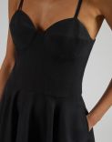Kleid aus schwarzem Leinenstoff mit Midirock 5