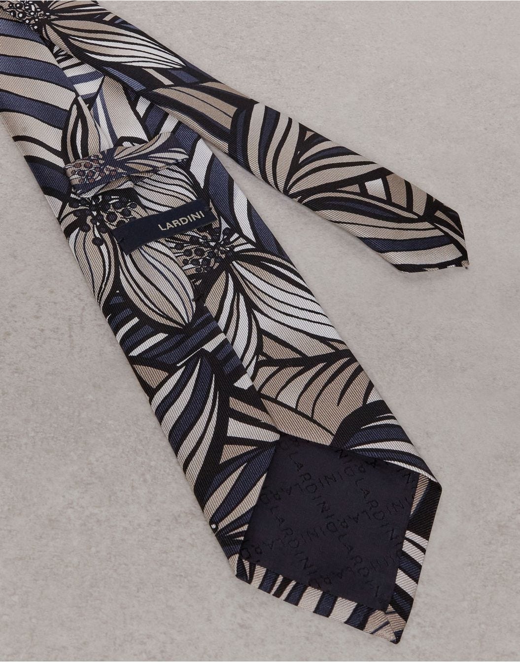 Printed silk tie with floral design