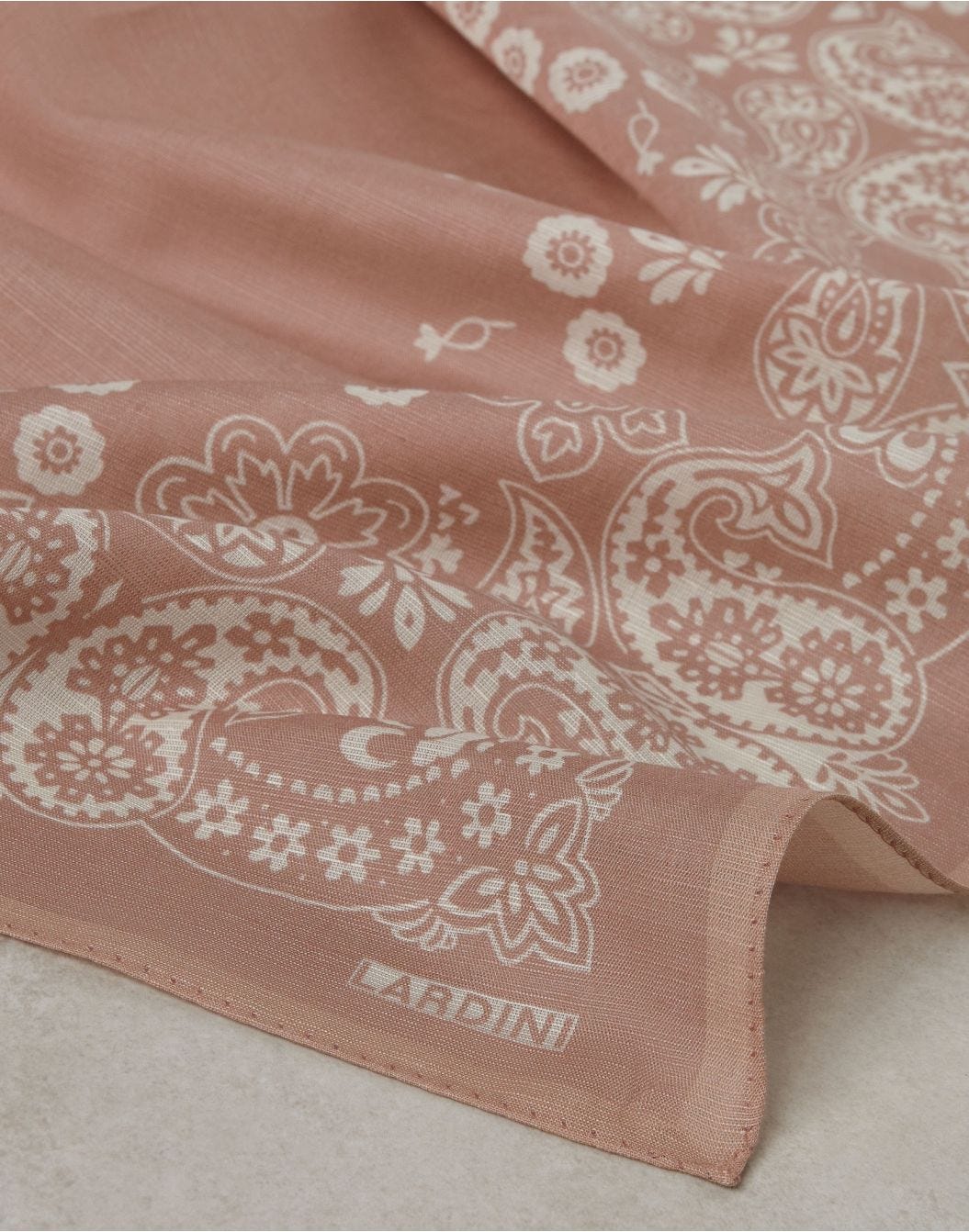 Cotton and linen scarf with bandana pattern