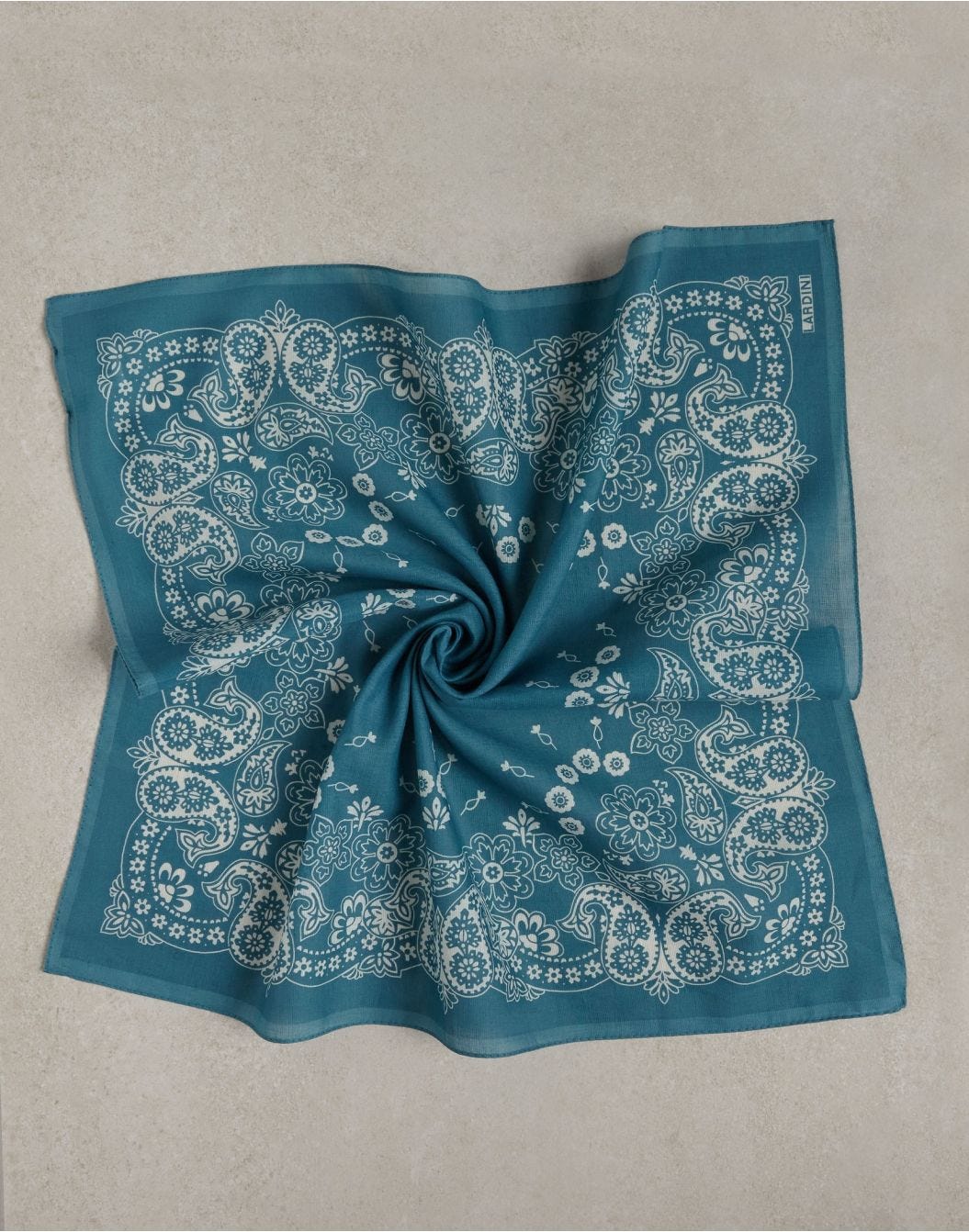 Cotton and linen scarf with a contrasting print