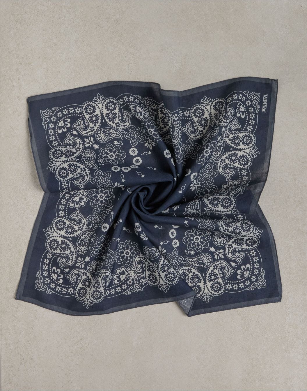 Cotton and linen scarf with bandana print