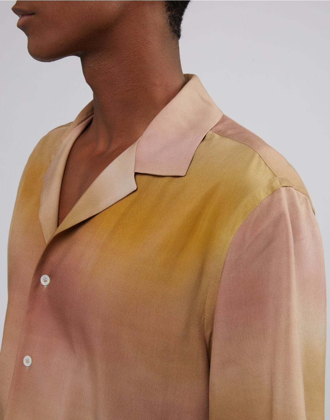 Relaxed shirt with a smooth design and macro-shade 