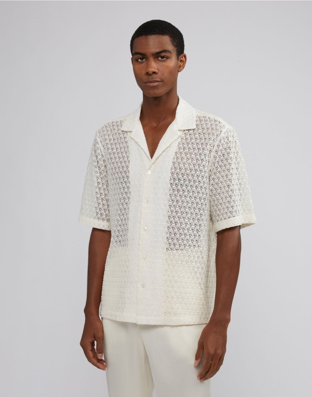 Camicia bianca in macramè con disegno geometrico