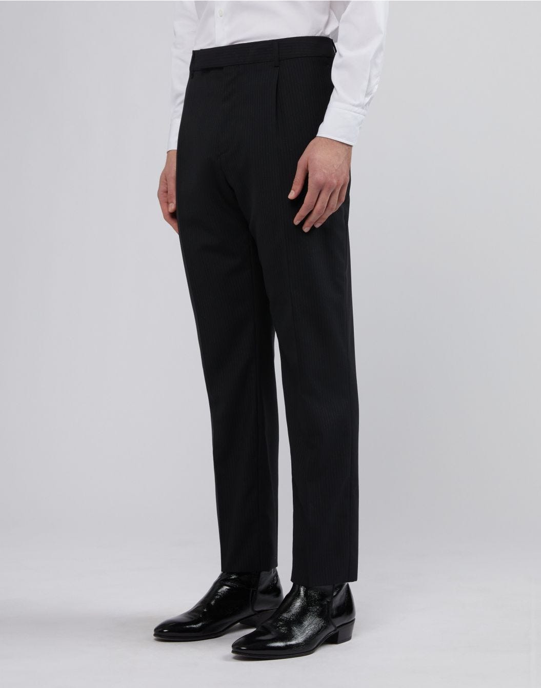 Pantalon noir à fines rayures contrastantes