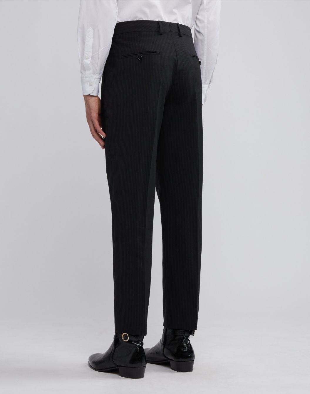 Pantalon noir à fines rayures contrastantes