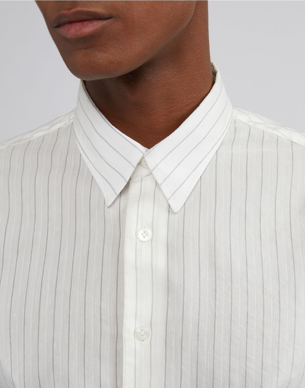 Camicia bianca a righe con collo italiano