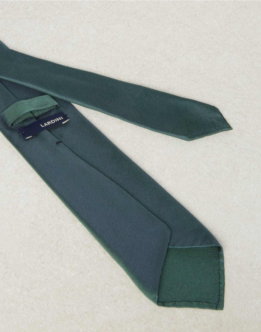 Green tie in silk 