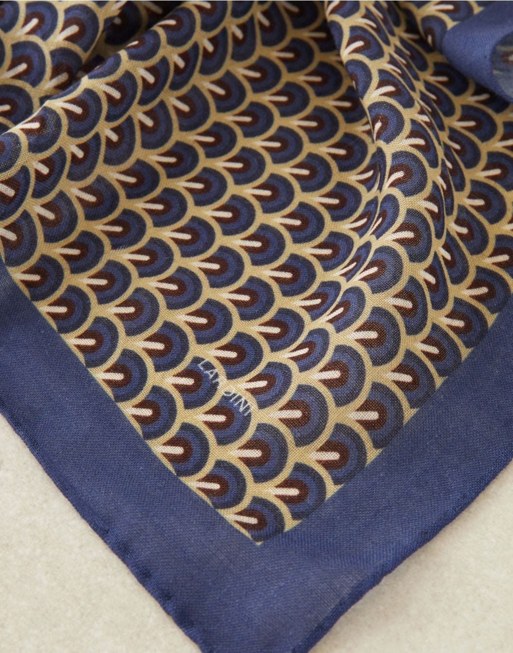 Gauzy-wool scarf with a geometrical pattern