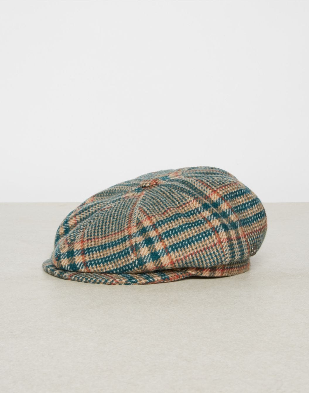 Flat cap in tartan-patterned lambswool 