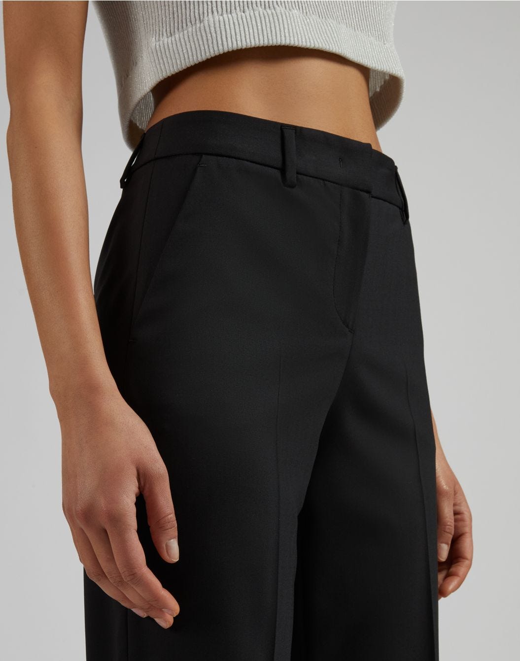 Pantalon noir jambe droite régulière en tissu de laine stretch