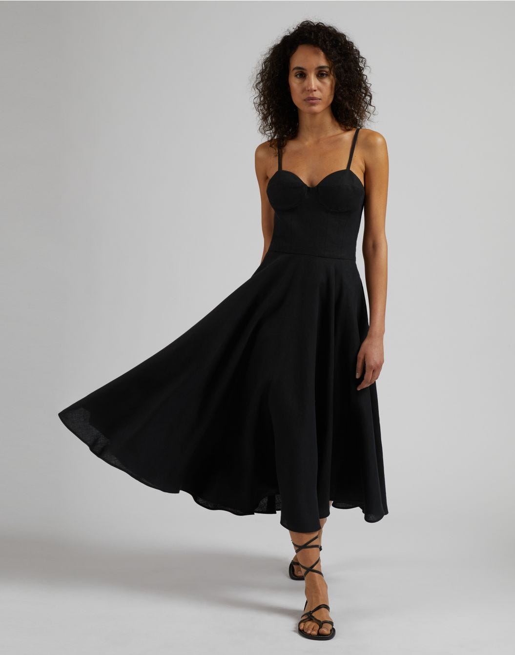 Robe en toile de lin couleur noire avec jupe mi-longue circulaire