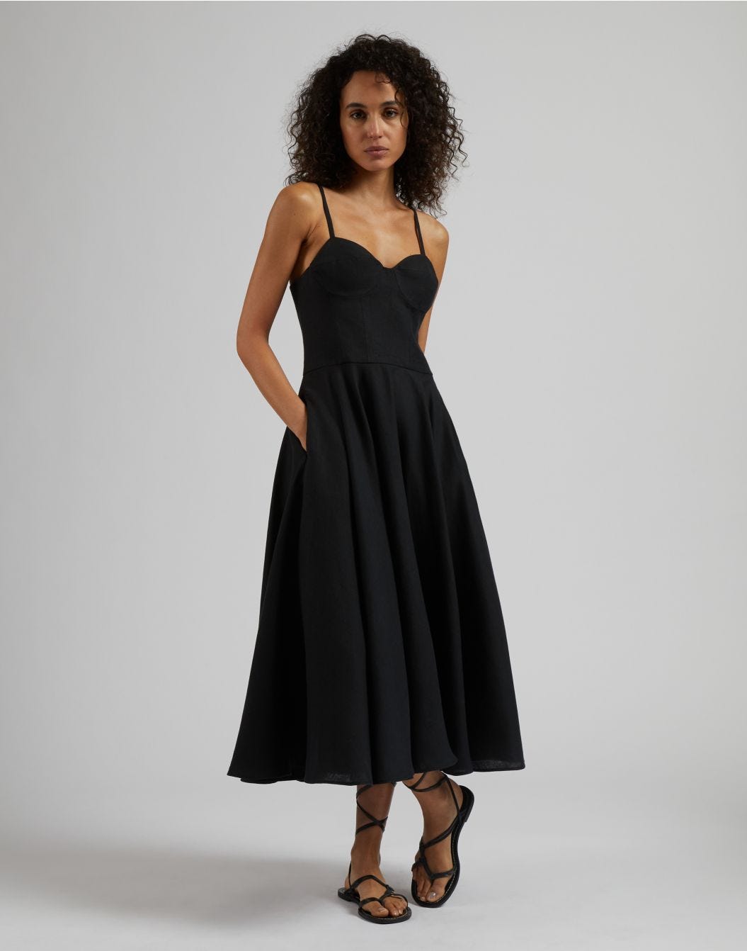 Kleid aus schwarzem Leinenstoff mit Midirock