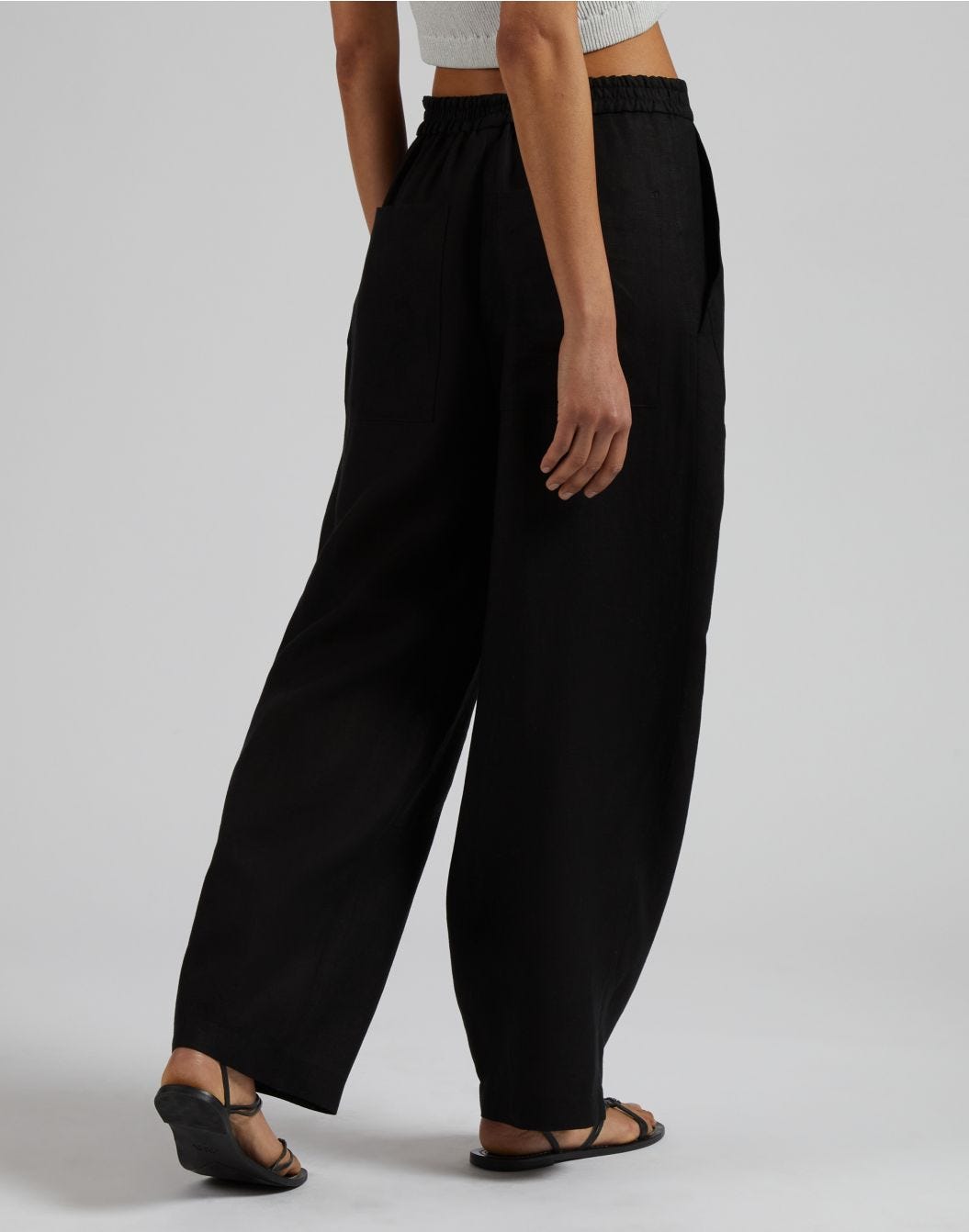 Pantalone ampio a vita bassa in tela di lino nero
