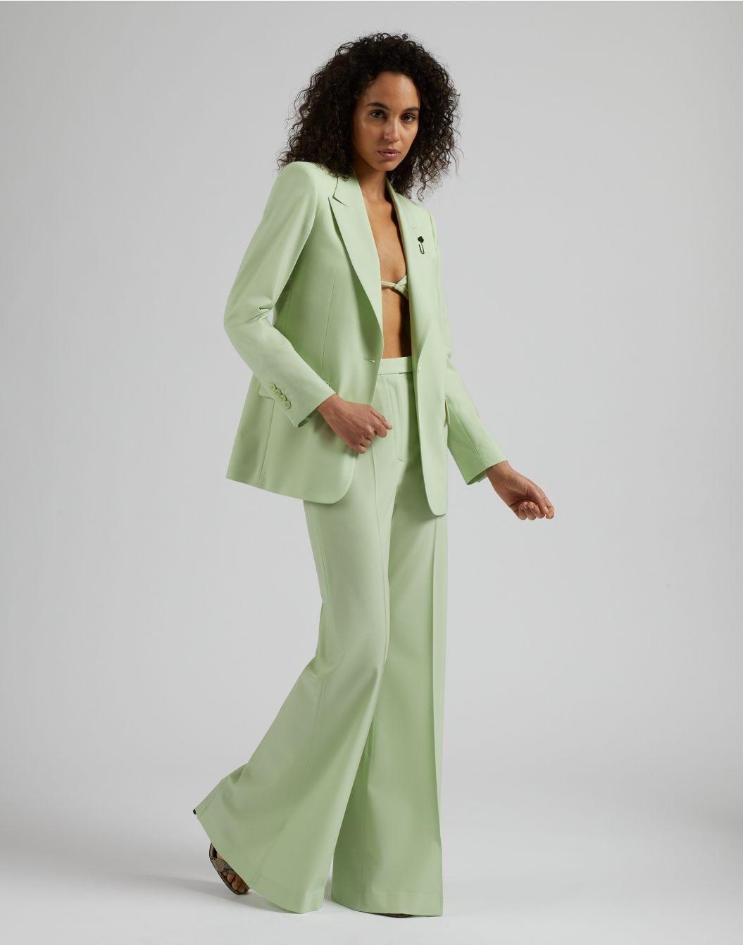 Pantalon vert à taille haute et fond évasé en toile de laine stretch