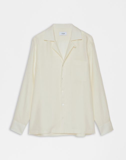 Camicia beige "relaxed" in tela di lino con taschino applicato e fondo con spacchi laterali