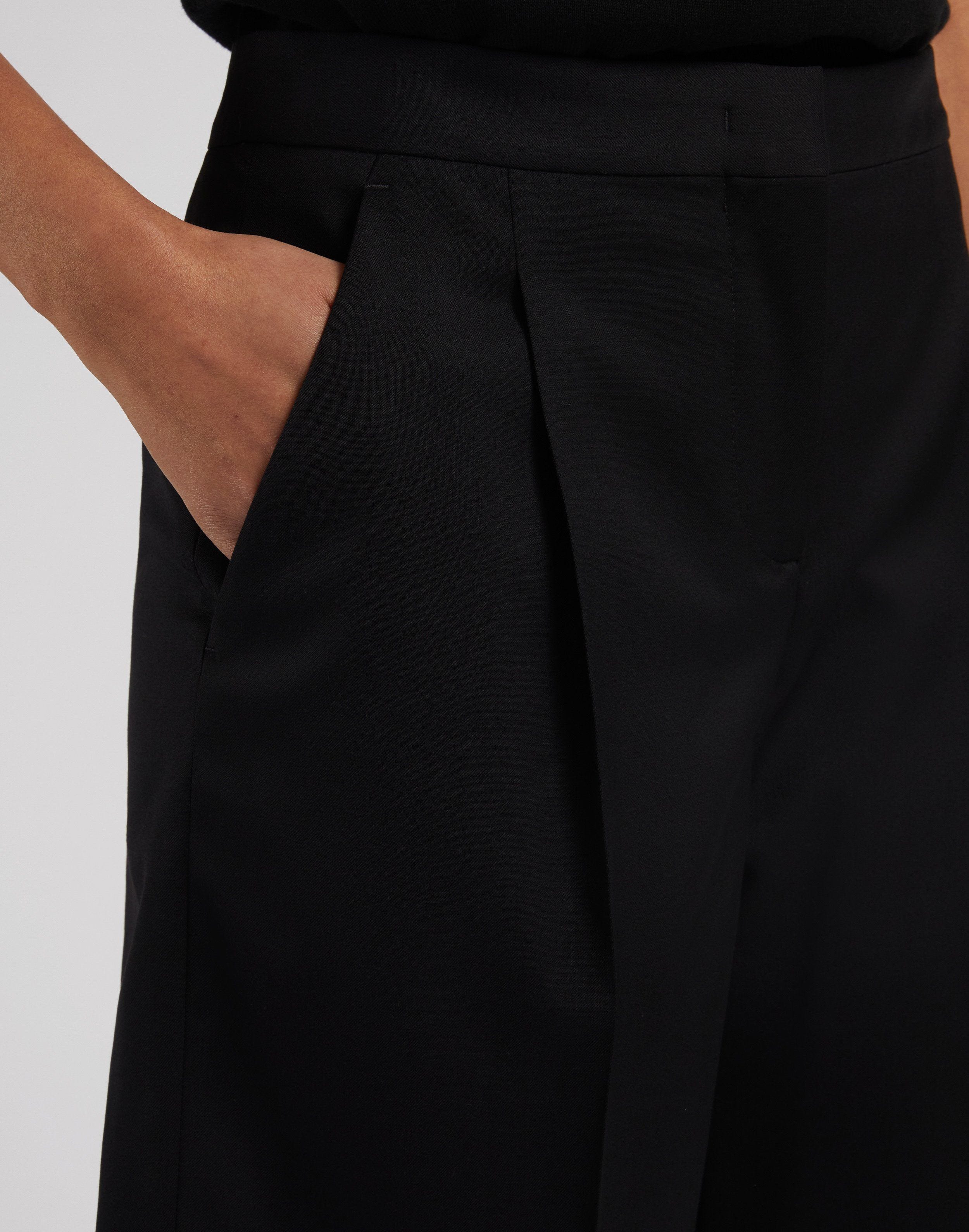 パンツ LARDINI Women Shorts Burmudas P5BENIXESD64815 999 Black Black Stretch Wool Bermuda Shorts with Wide Legs