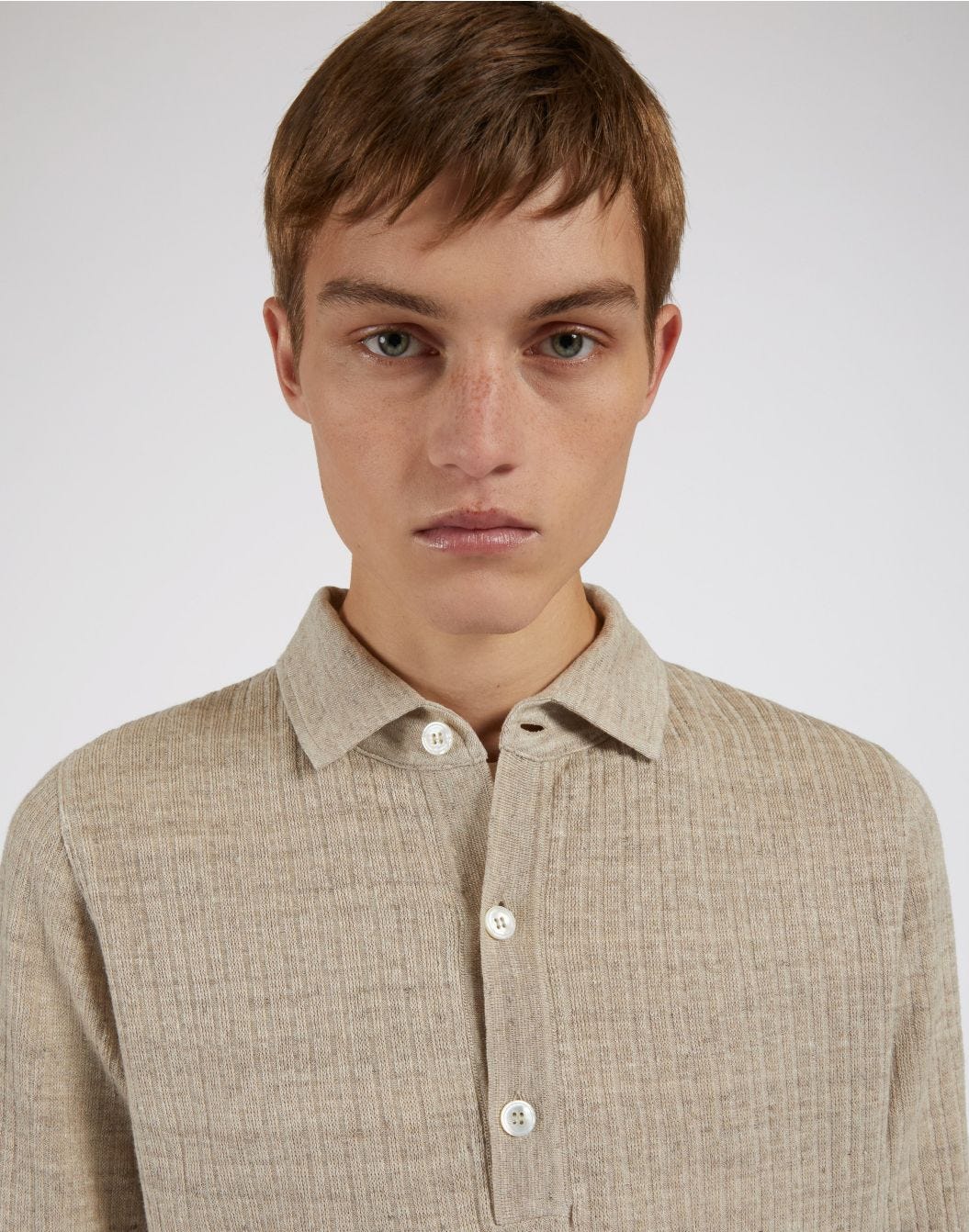 Polo beige in lino e cotone con bottoni e manica corta