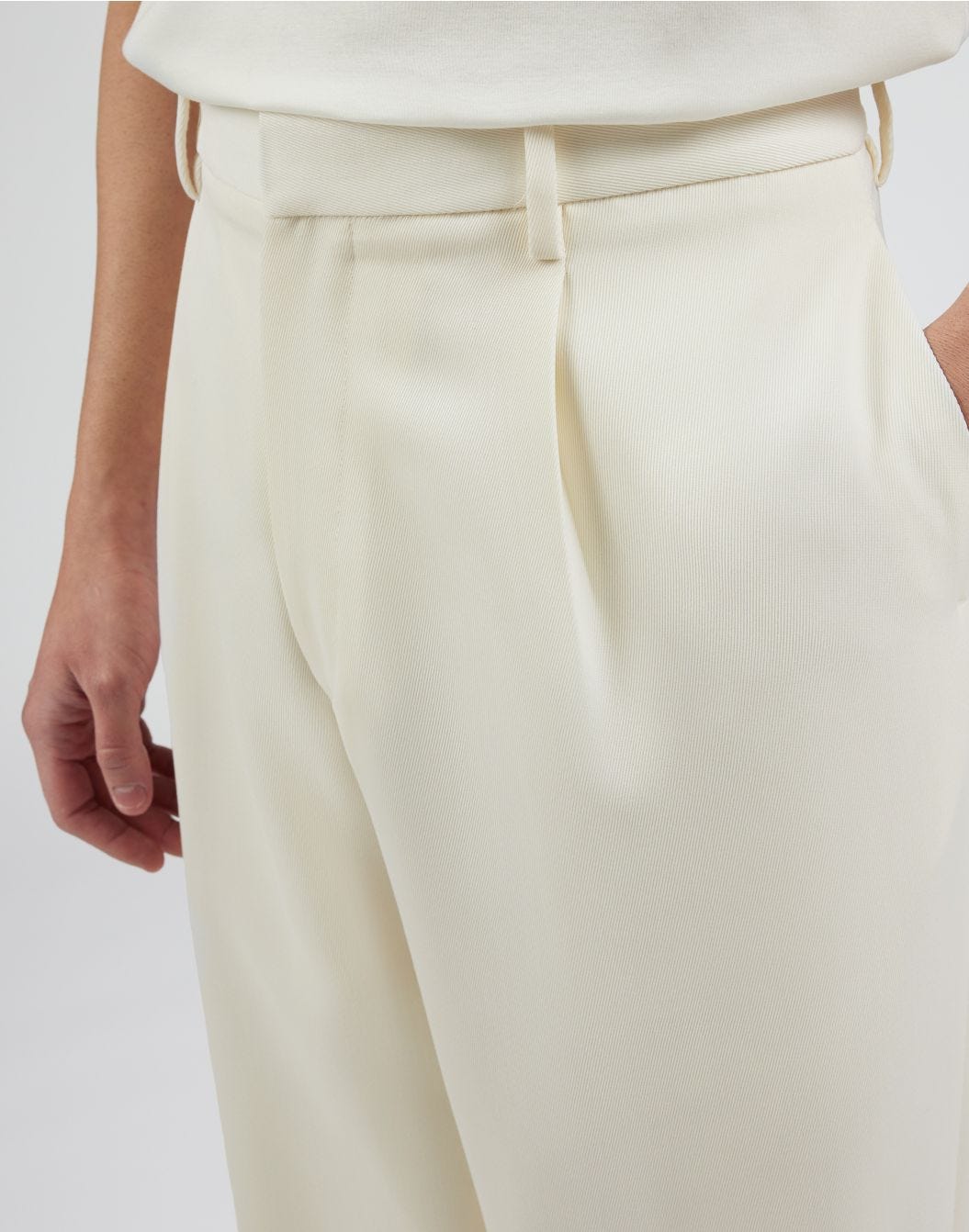Pantalone color crema con piega in crepe cover