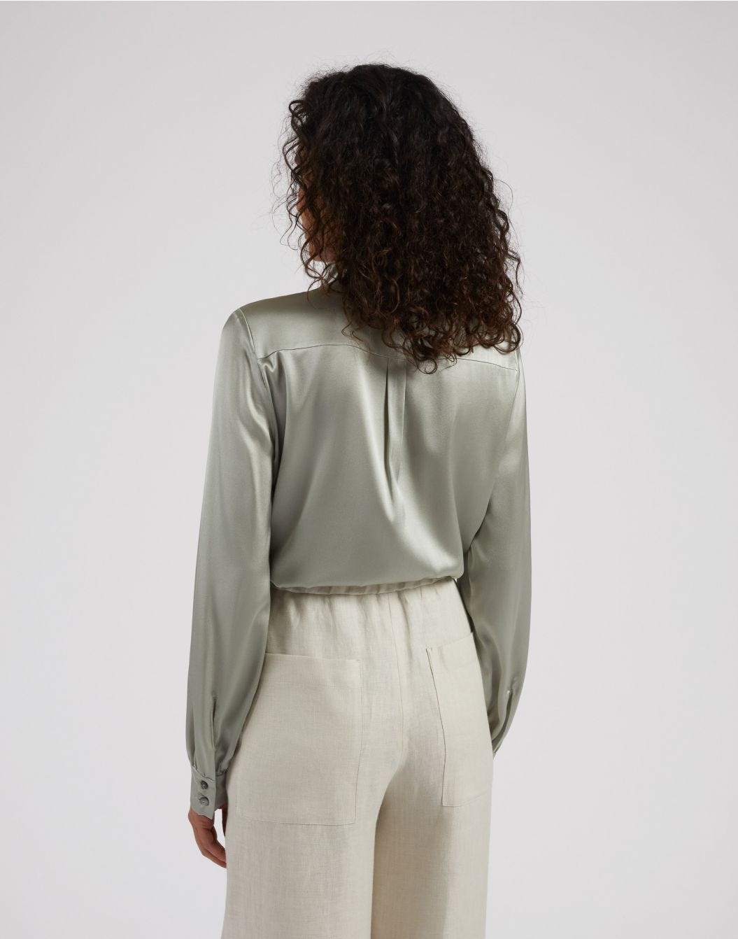 Chemise Couleur Sauge en Satin de Soie Stretch avec Nœud au Col