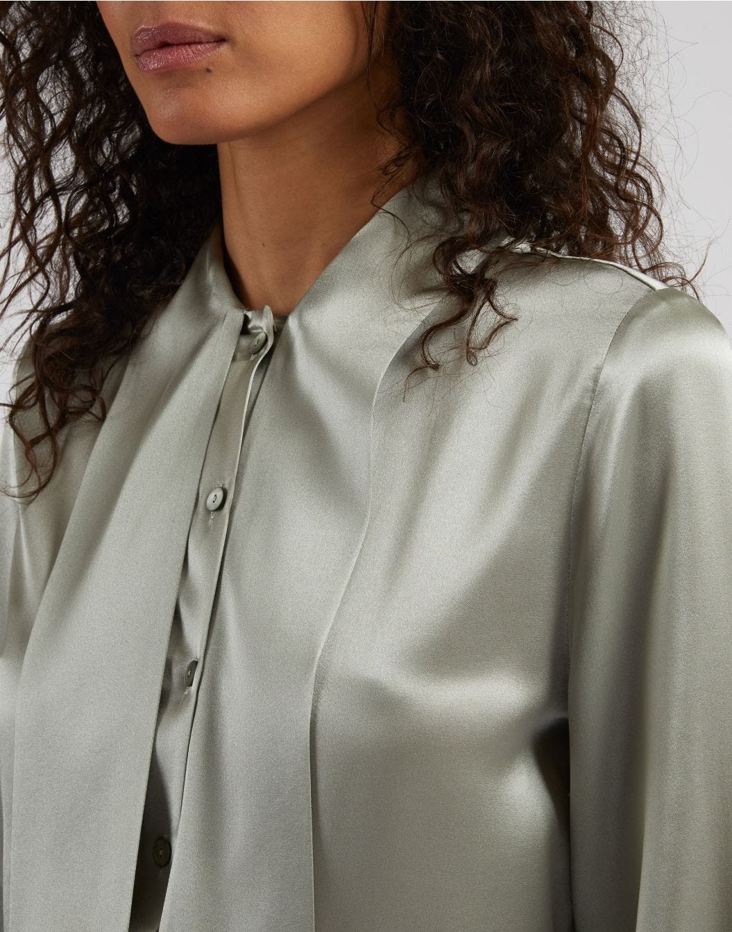 Chemise Couleur Sauge en Satin de Soie Stretch avec Nœud au Col