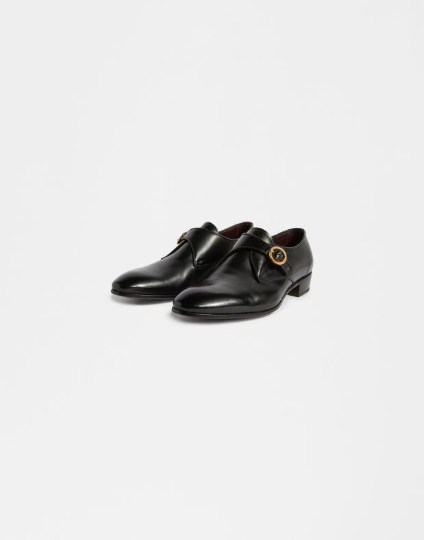 Klassische Schuhe aus Leder mit Goldschnalle