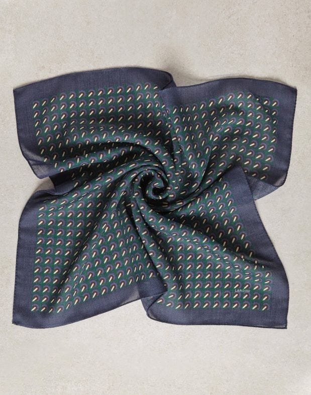 Soft gauzy-wool scarf with a geometrical pattern 
