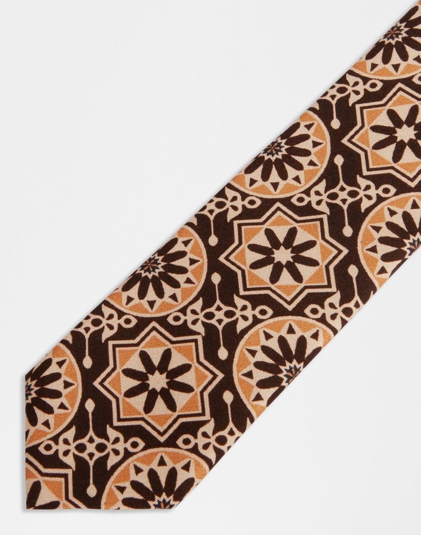 Cravatta in seta con disegno geometrico