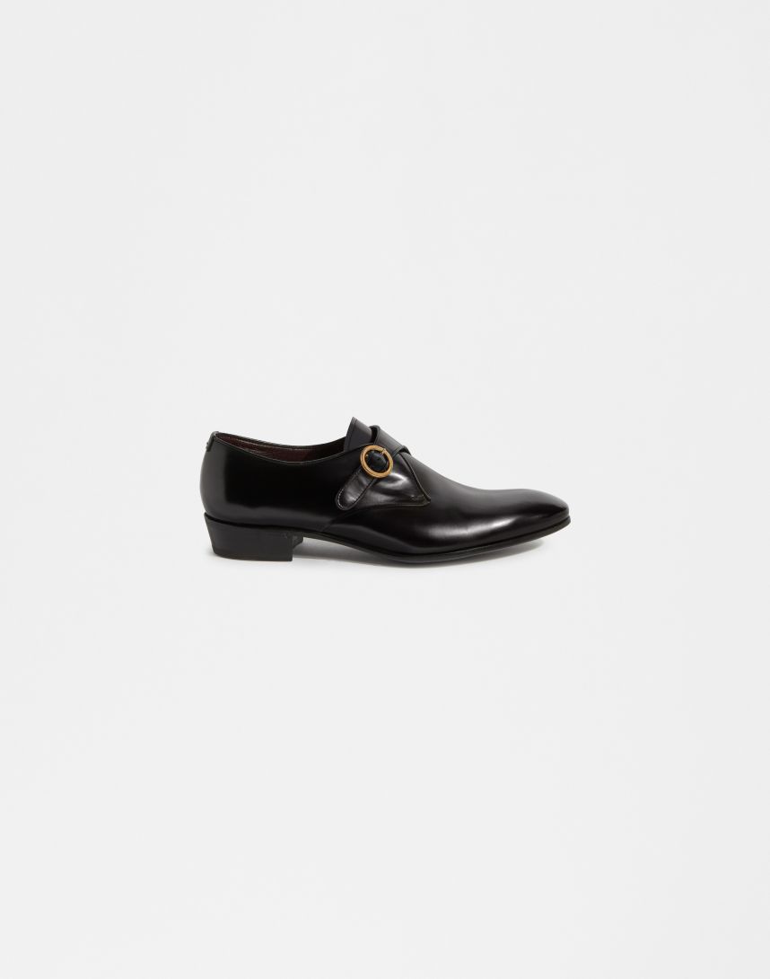 Classic leather shoe with a gold buckle