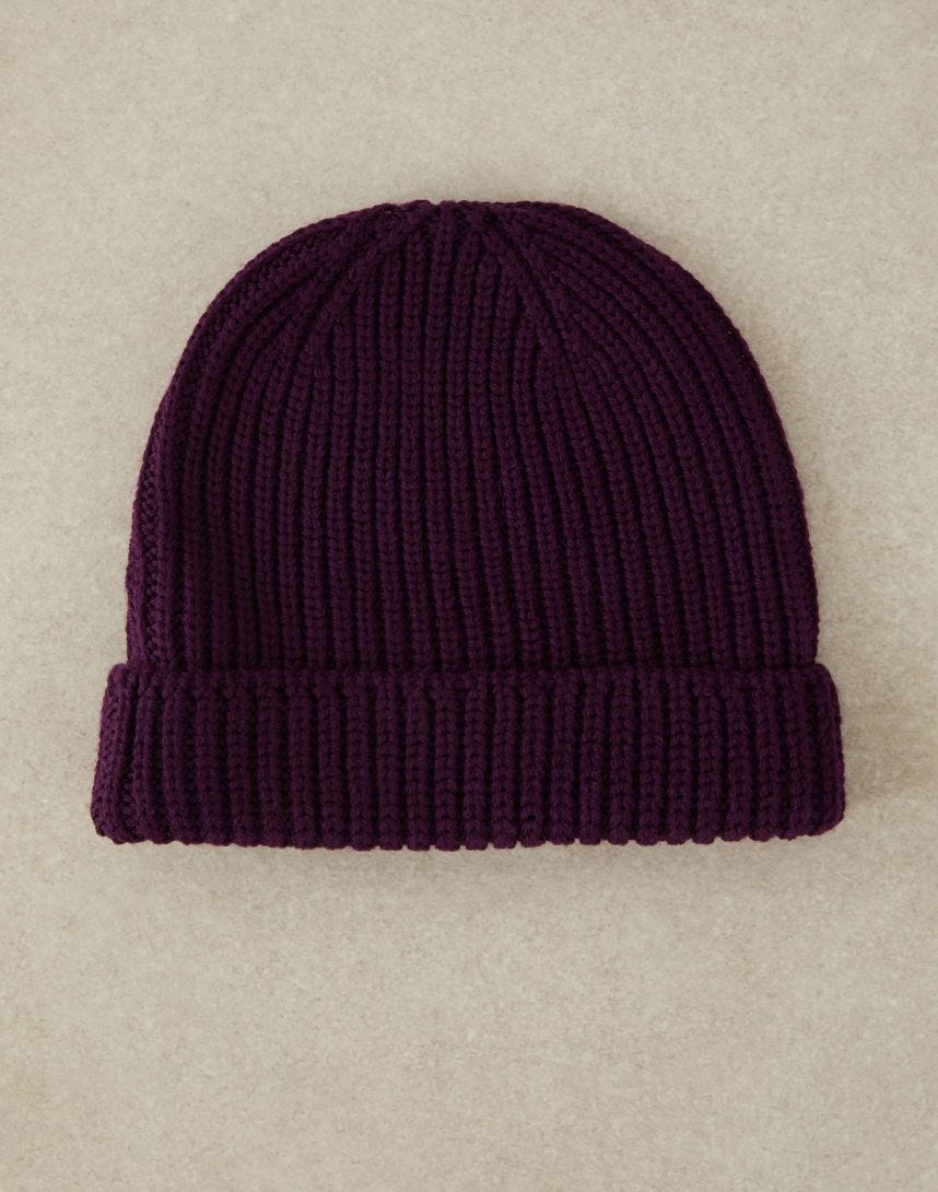 Ribbed hat in purple merino wool