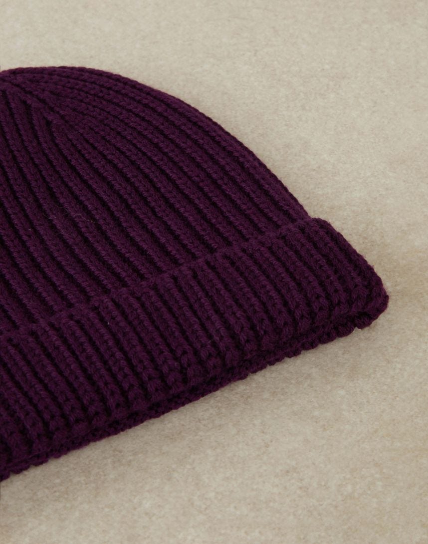 Bonnet violet en laine mérinos côtelée