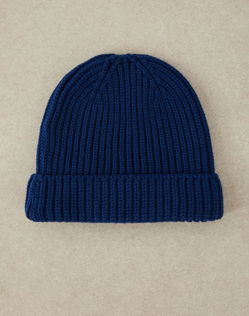 Hat in cornflower-blue merino wool