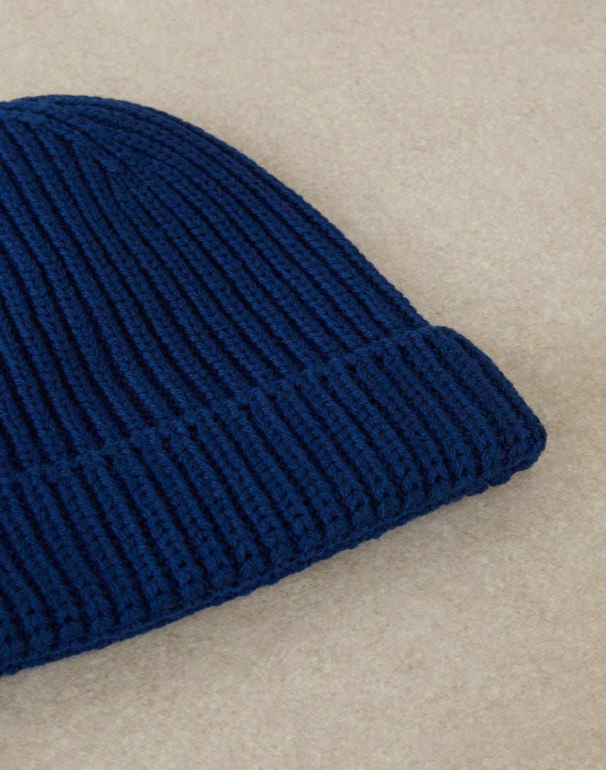 Hat in cornflower-blue merino wool